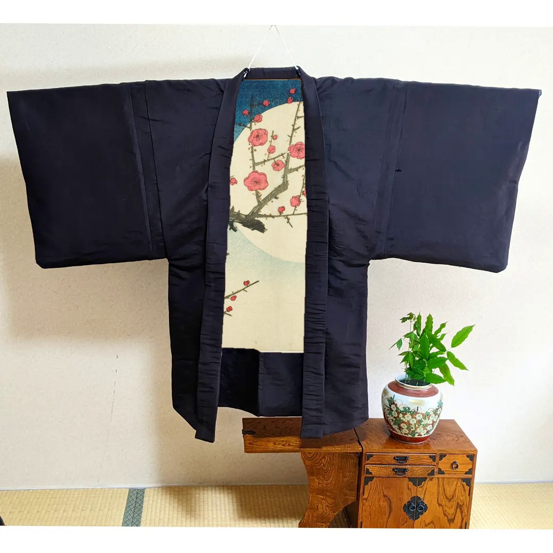 「夏の月と紅梅の枝」