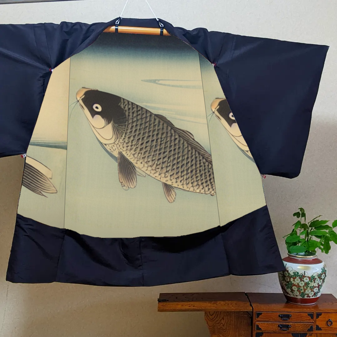 漂う鯉 黒